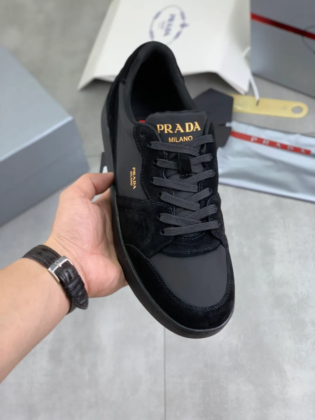 Men's shoes 💰P560💰[New model] The top version is available on the official website, 🆘 The trendy brand (Prada) mainly promotes the popular model, avant-garde and versatile fashionable men's shoes, private version mold opening, cowhide surface splicing 1:1.. Stylish and simple, original imported cowhide lining cowhide feet; the atmosphere and personality are more fashionable, eye-catching and pursuing class. It will subvert the old idea and be a must-have for fashionistas with you! Must keep it for yourself! Tall and comfortable, large and low, high-end quality workmanship. Official website’s new high-end outsole. Size: 38-45. Multiple colors available.